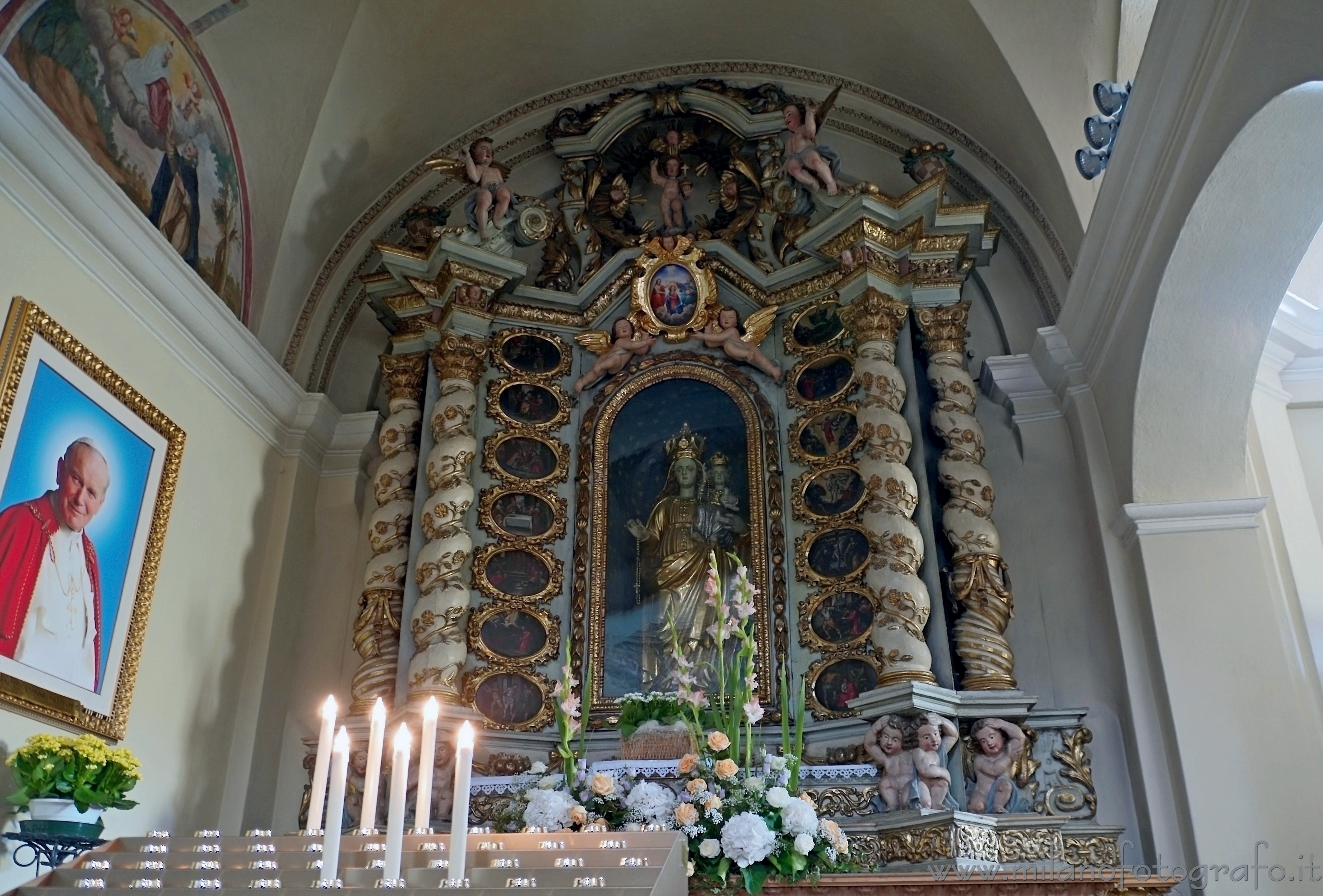 Vigliano Biellese (Biella, Italy) - Lateral altar in the Church of Santa Maria Assunta